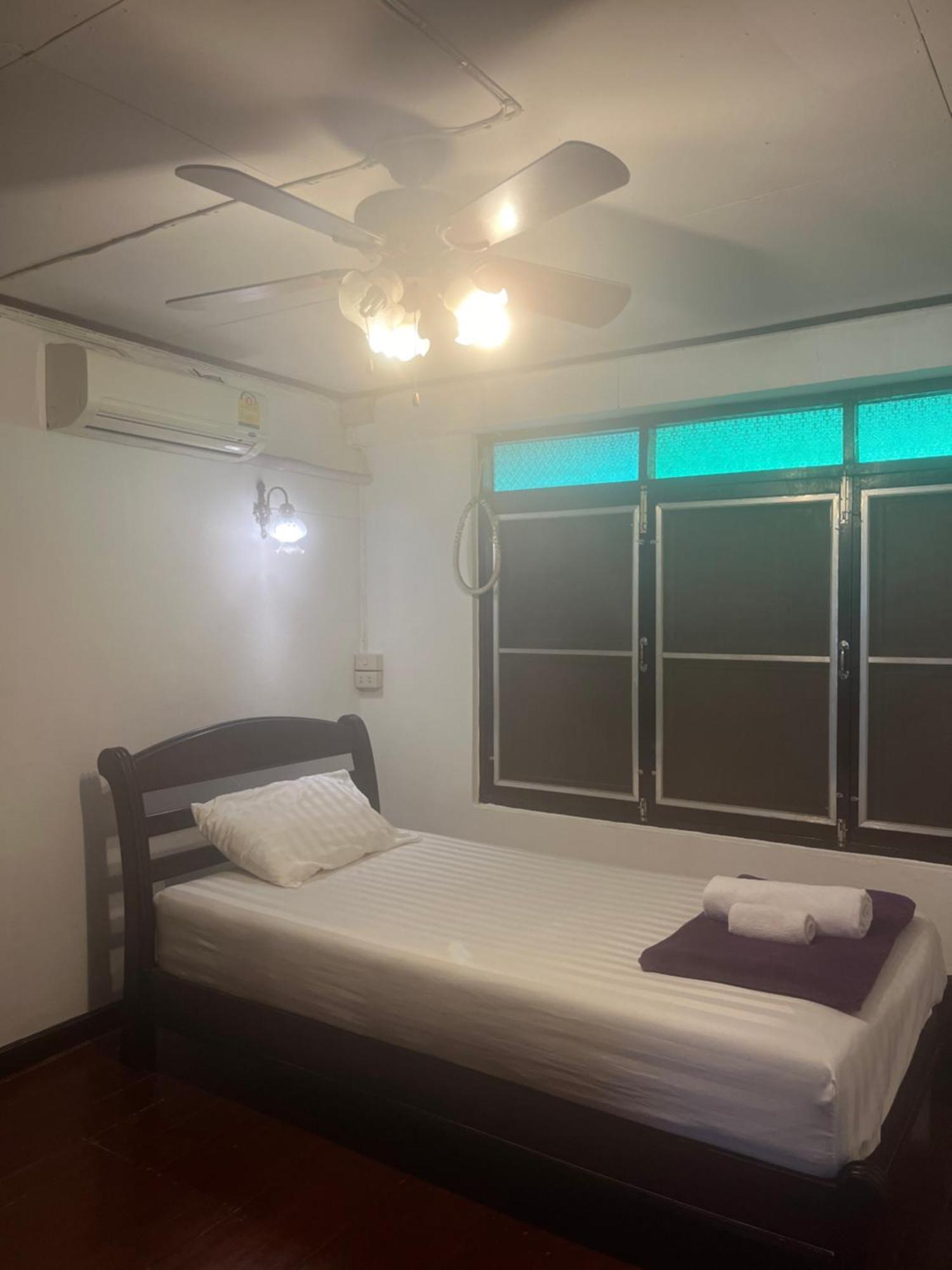 Tata Guesthouse Chiang Mai Buitenkant foto