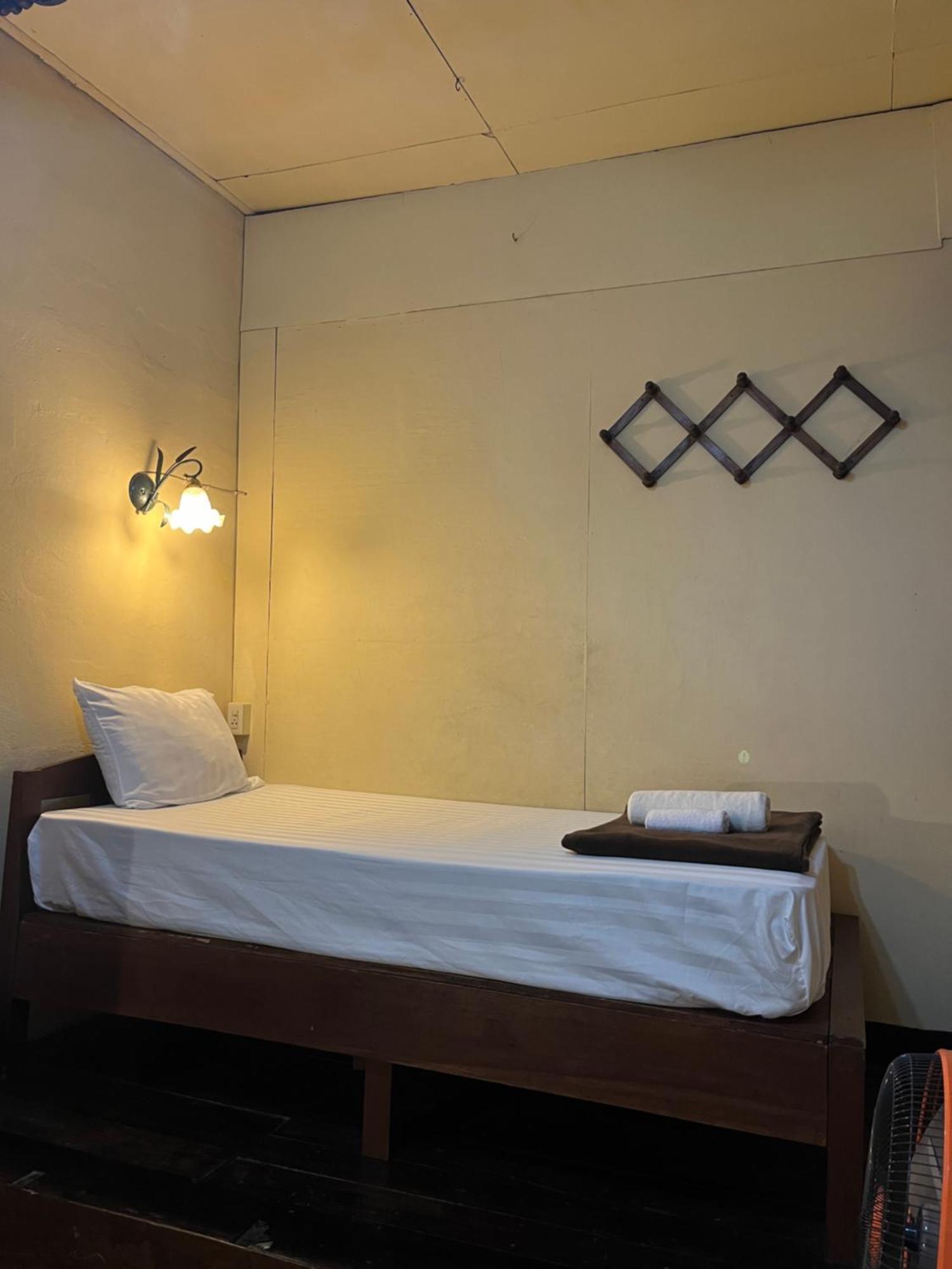 Tata Guesthouse Chiang Mai Buitenkant foto