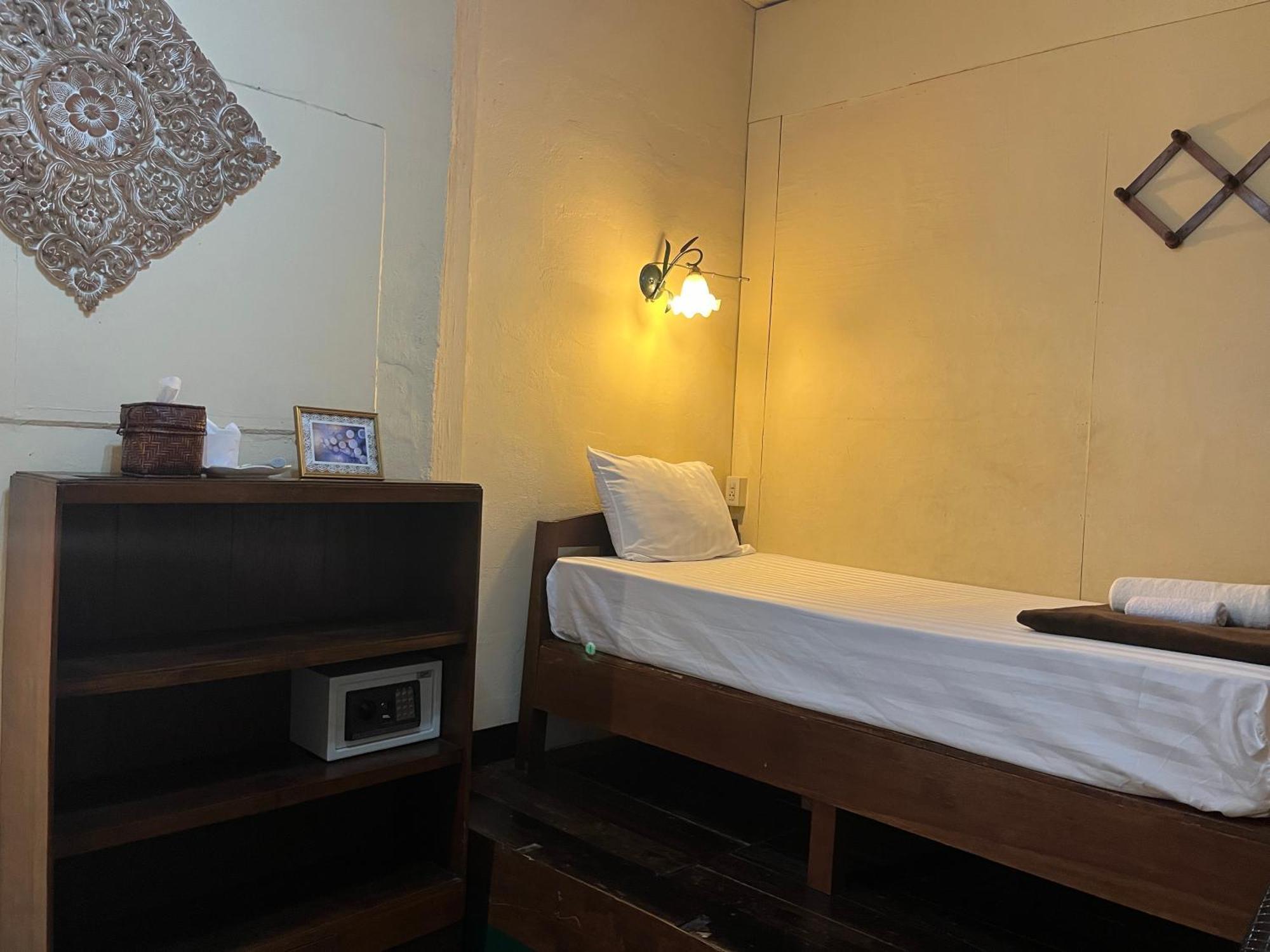 Tata Guesthouse Chiang Mai Buitenkant foto