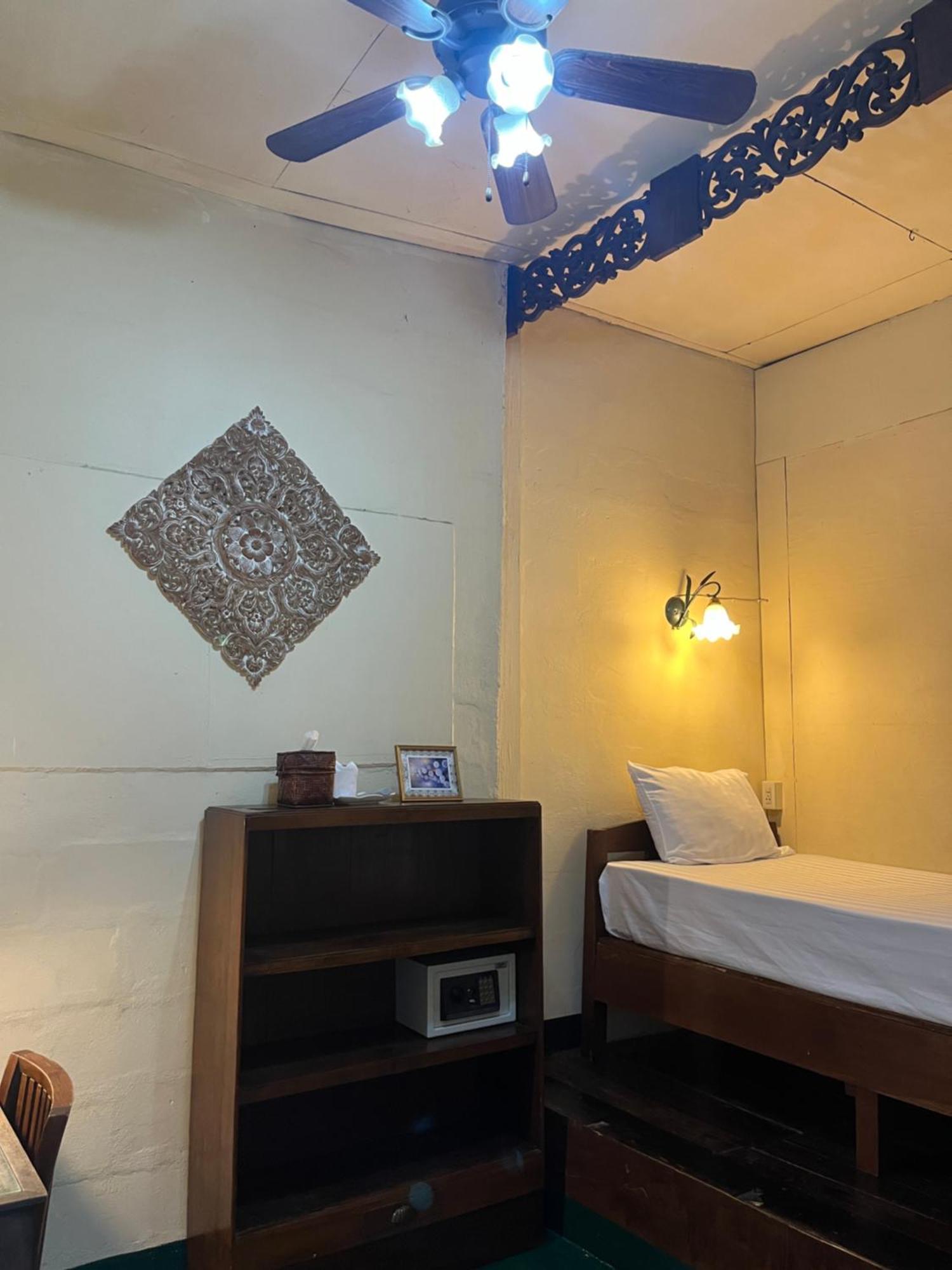 Tata Guesthouse Chiang Mai Buitenkant foto
